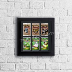 Op de afbeelding: Een zwart frame met zes Pokémon-trading cards erin. De kaarten zijn uit de eerste editie van het Pokémon Trading Card Game. De kaarten tonen de Pokémon Venusaur, Charizard, Blastoise, Bulbasaur, Charmander en Squirtle.