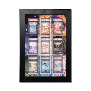 Puede incluir: Una exhibición enmarcada en negro con nueve cartas coleccionables de Pokémon clasificadas. Las cartas están encerradas en protectores transparentes, mostrando ilustraciones coloridas. El fondo es una vibrante mezcla de colores, realzando el atractivo visual de las cartas.