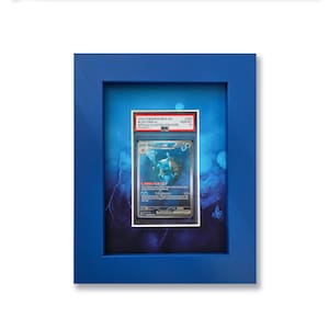 Peut inclure: Une carte à collectionner Pokémon encadrée avec Blastoise, une créature bleue en forme de tortue, avec le texte "2023 Pokemon Mew EN Blastoise Special Illustration Rare". Le cadre est bleu vif.