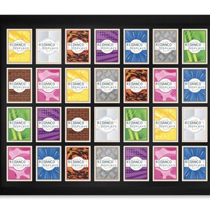 Op de afbeelding: Een zwart omkaderde displaycase gevuld met 30 kleine, rechthoekige kaarten. Elke kaart heeft een uniek achtergrondpatroon en de tekst "RIDANCO DISPLAYS" in een witte banner.