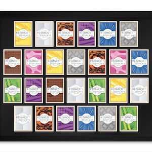 Op de afbeelding: Een zwart omkaderde display met 24 kaarten met diverse kleurrijke ontwerpen. Elke kaart heeft de tekst "RIDANCO DISPLAYS" in een witte banner. De kaarten hebben achtergronden in geel, wit, oranje, paars, blauw en groen.