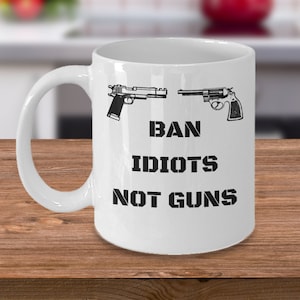 Presentes para amantes de armas para homens - Proibir idiotas, não armas - Direitos de armas da Segunda Emenda - Caneca engraçada para entusiastas de armas presente Colecionador patriótico de armas