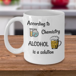 Puede incluir: Taza de cerámica blanca con un gráfico en blanco y negro que dice "Según la química, el ALCOHOL es una solución". El gráfico incluye un vaso de precipitados y un matraz con un líquido azul y una jarra de cerveza.
