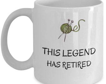 Breien mok - Deze legende is met pensioen - grappig breien geschenk - breier pensioenplan cadeau - geschenken voor crocheters - haak mok - gebreide beker