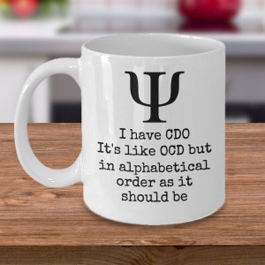 Psychologie koffiemok - Ik heb OCD obsessieve compulsieve stoornis in alfabetische volgorde - Grappig psycholoog Freud Jung Pavlov grap cadeau