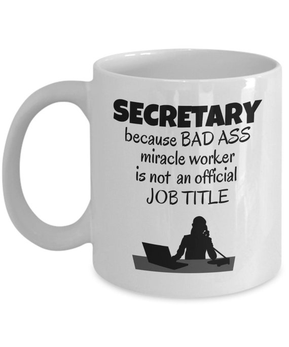 Sottobicchiere Divertente Per Project Manager | Regalo Caffè/Tè | Tazza Con Scritta "Because Badass Miracle Worker Non è Un Titolo Ufficiale" | Sottobicchiere In Legno MDF Lucido - 4