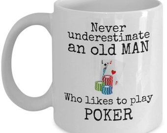 Pokermok - Onderschat nooit een oude man die graag poker speelt - Poker opa geschenken - poker pensioen geschenken - poker cadeau voor hem