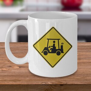 ゴルフ スポーツ ファン コーヒー マグ - 交通標識ゴルフ カート - 男性向けの面白いゴルフ ギフト - 夫向けのゴルファー ギャグ アクセサリー
