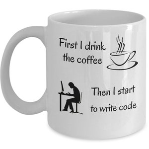 Può includere: Tazza da caffè in ceramica bianca con testo e illustrazioni nere. Il testo recita "First I drink the coffee Then I start to write code". L'illustrazione mostra una tazza di caffè con vapore che sale da essa e una persona seduta davanti a un computer.