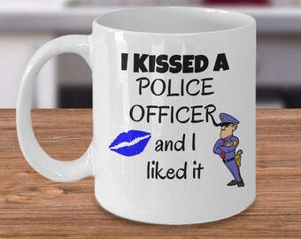 警察官にキスしたら、それが気に入った - 面白い警察官のジョークギフト - 法執行機関のマグカップ - 警察署の警官へのギフト