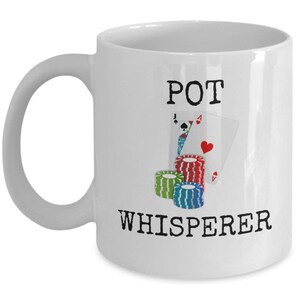 Puede incluir: Taza de café de cerámica blanca con el texto "POT WHISPERER" y una imagen de cartas de juego y fichas de póquer.