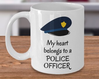 私の心は警察官のもの - 面白い警察官の妻と母へのマグカップの贈り物 - 警察 - 警察官の配偶者警官へのバレンタインデーの贈り物