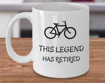 Zabawny kubek z okazji przejścia na emeryturę dla rowerzysty - Ta legenda przeszła na emeryturę - plan emerytalny dla rowerzystów - prezenty dla rowerzystów - prezent dla rowerzystów - miłość do rowerów
