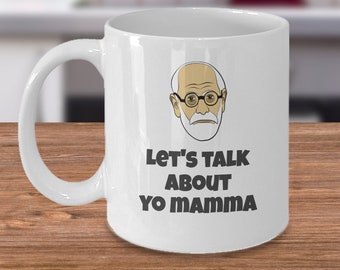 Puede incluir: Taza de café de cerámica blanca con una ilustración de dibujos animados de Sigmund Freud y el texto "Let's talk about yo mamma".