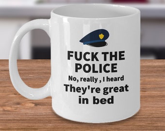 面白い警察官のコーヒーマグ - 警察なんかクソくらえ、ベッドでは最高 - セクシーな警官のジョーク - 警察の贈り物 - 警官のジョーク - 警官のユーモア