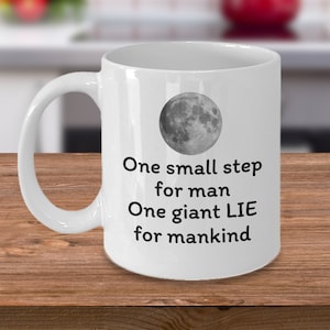 Tasse à café Truther - Un petit pas pour l’homme un mensonge géant pour l’humanité - Moon landing canular démystifier - complot cadeau théoricien
