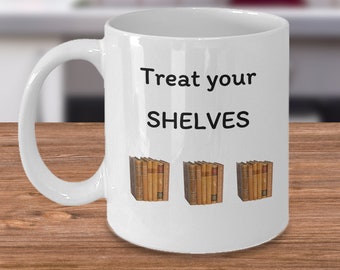 Puede incluir: Taza de café de cerámica blanca con texto negro que dice "Treat your shelves" y un gráfico de tres pilas de libros.