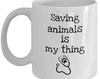 Djurläkare present - veterinär kaffemugg - Att rädda djur är min grej - Rolig veterinärteknik present - veterinäruppskattning - djurräddning