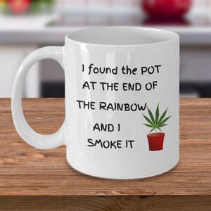Caneca de café WEED - Encontrei o POT no final do arco-íris e fumei - Presente engraçado do stoner de maconha com folha de cannabis 420