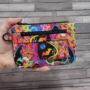 Monedero con cremallera y diseño gótico arcoíris para identificación, billetera minimalista, estuche para identificación con estampado de planchette, correa de muñeca opcional y tarjetero, estética oculta.