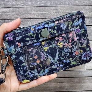 Cartera porta identificación floral con correa para la muñeca / Monedero con cremallera y llavero / Diseño minimalista de flores silvestres / Bonito regalo para ella