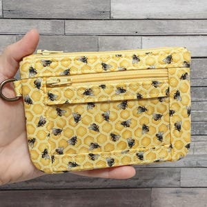 Estuche para identificación con diseño de abejas, estuche para identificación con cremallera, billetera minimalista, panal de abejas amarillo y abejas, llavero, monedero, correa de muñeca opcional