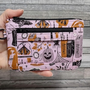 Portaidentificación de Halloween con temática de brujas, estuche ecléctico de ocultismo con doble cremallera, monedero rosa gótico de terror místico, correa de muñeca opcional