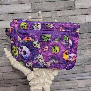 Estuche de identificación con calaveras: monedero de Halloween, llavero con cremallera, opción de pulsera, accesorio gótico minimalista, calaveras de colores