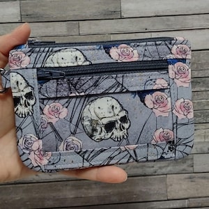 Portadocumentos con forma de calavera, estuche con cremallera para documento de identidad, billetera minimalista para la muñeca, flores rosas, telarañas y calaveras, llavero, monedero, correa de muñeca opcional