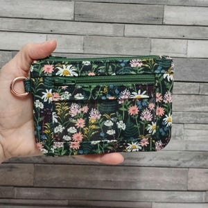 Estuche para identificación con flores silvestres, estuche para identificación con cremallera, billetera minimalista, llavero botánico con flores del bosque, correa de muñeca opcional