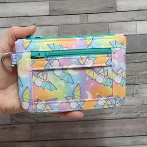 Estuche para identificación con diseño de murciélagos pastel, estuche para identificación con cremallera de estilo gótico preppy, ventana para identificación, murciélagos coloridos de estilo gótico pastel, monedero, correa de muñeca opcional