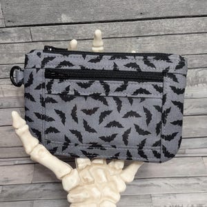 Estuche de identificación con ventana de murciélagos, monedero gótico, estuche sencillo con cremallera, estampado de murciélago negro, correa de muñeca opcional