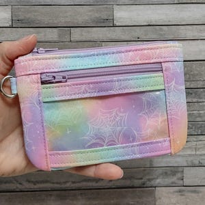 Estuche para identificación con diseño de telaraña en colores pastel, estuche para identificación con doble cierre y diseño gótico preppy, ventana para el portaidentificación, monedero y correa de muñeca opcional