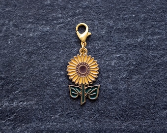 Pretty little sunflower planner charm. Gold tone alloy with enamel detailing. Accessory for bracelet, zipper or purse.