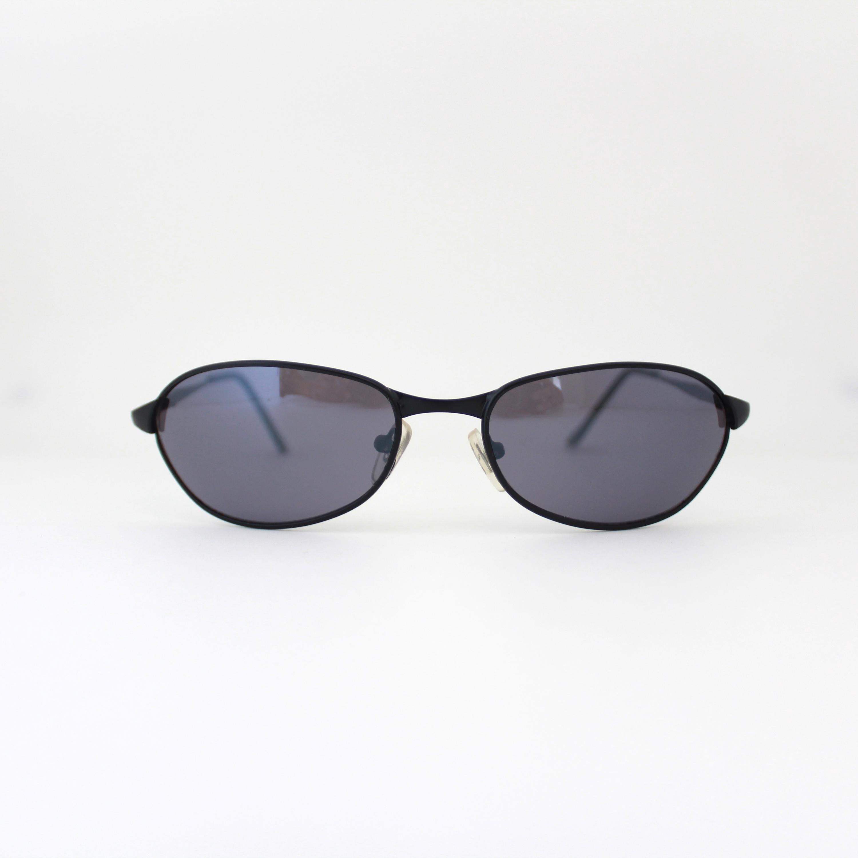 Occhiali da sole ovali vintage con montatura in metallo nero e lenti riflettenti