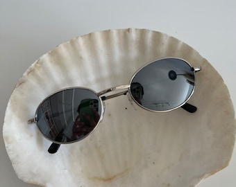 Authentische ovale Vintage-Sonnenbrille mit silbernem Metallrahmen und reflektierenden Gläsern