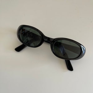 Autentici occhiali da sole ovali neri sottili vintage anni &#39;90