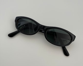 Authentische Vintage 90er Jahre schmale, ovale Sonnenbrille in schwarz