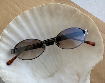 Vintage 90s Wire Slim Oval Sunglasses with Grey Reflective Lenses