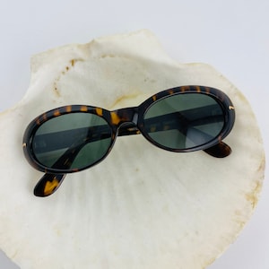 True Vintage 90s Circular Tortoise Oval Sunglasses with Gold Detailing