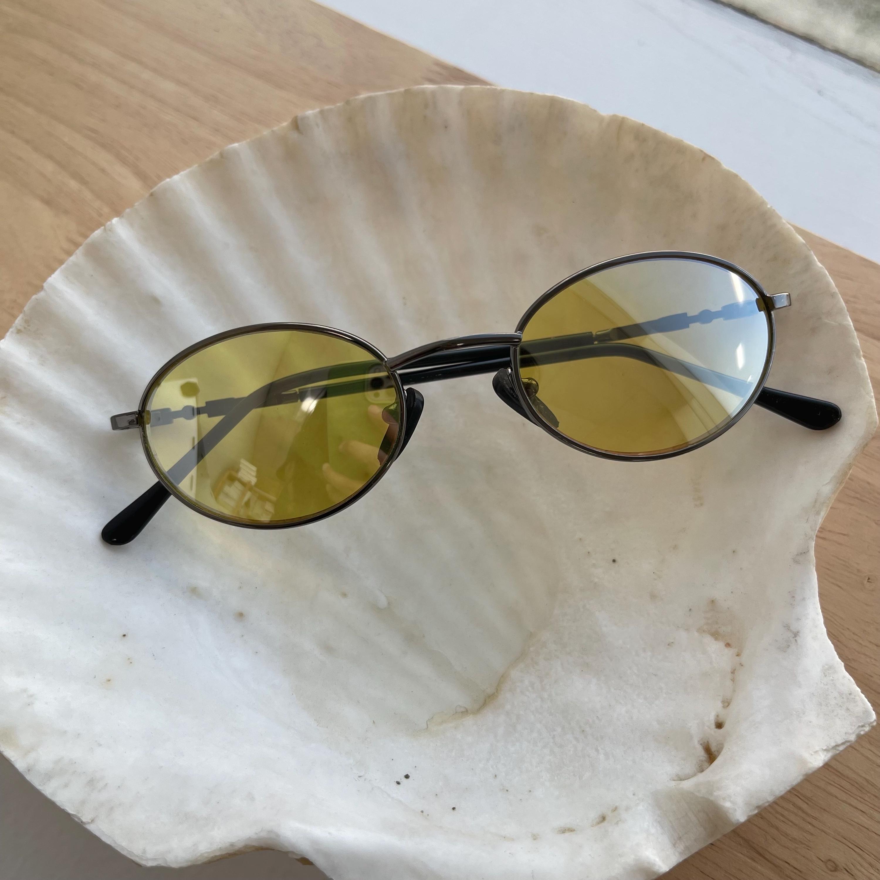NEW Avant Garde Black & White Square Frame Sunglasses with Round Yellow Lenses Unique Check Mark Lens Avant Garde Rimless Pimp Sunglasses  main image 3
