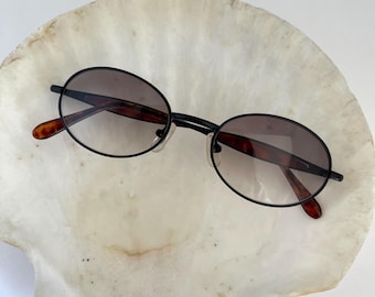Lunettes de soleil ovales vintage en métal noir avec verres gris