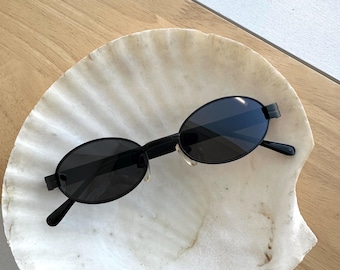 Vintage Mini Schwarze dünne Ovale Sonnenbrille mit reflektierenden Gläsern
