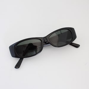 Gafas de sol rectangulares negras delgadas vintage de los años 90