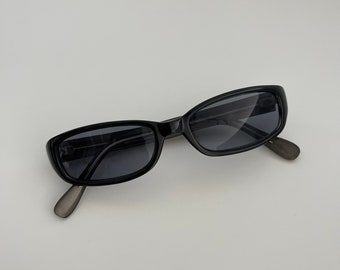 True Vintage 90er Jahre schmale graue rechteckige Sonnenbrille mit transparenten grauen Gläsern