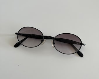 Lunettes de soleil ovales vintage en métal noir avec verres gris