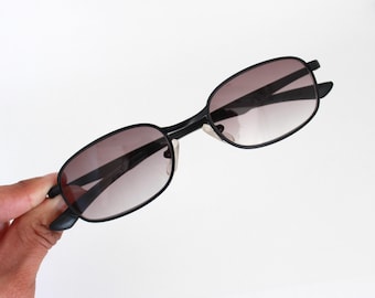 Lunettes de soleil rectangulaires vintage en métal noir avec verres gris