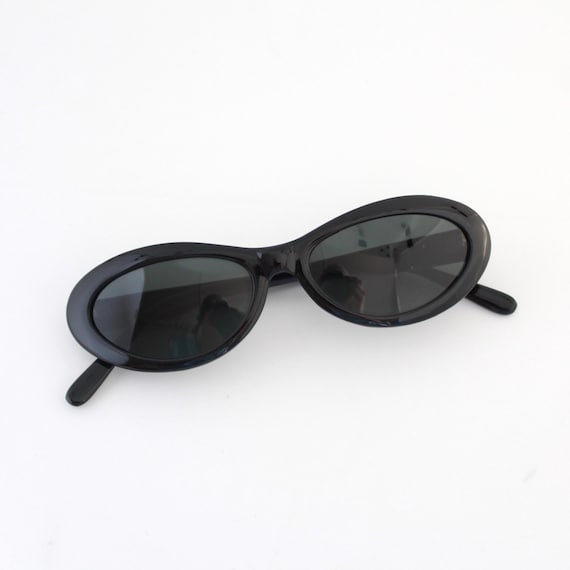 Black Vintage Cat Eye sunglasses Vintage Cat Eye Sunglasses in Black – Jessica Simpson main image 4