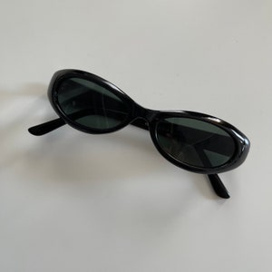 Autentici occhiali da sole ovali neri sottili vintage anni &#39;90