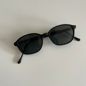 Authentieke vintage slanke zwarte vierkante zonnebril uit de jaren 90